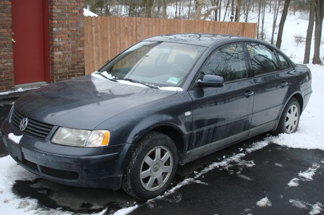 2000 Volkswagen Passat FWD 4dr Sport