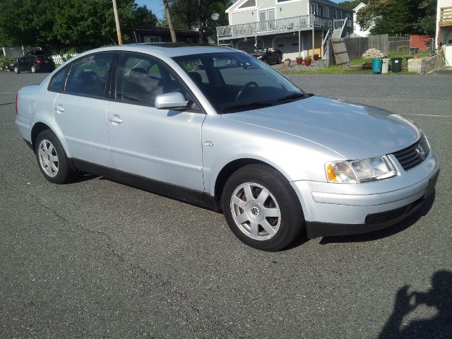 2000 Volkswagen Passat FWD 4dr Sport