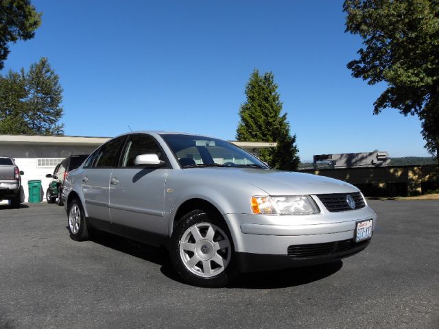 2000 Volkswagen Passat FWD 4dr Sport