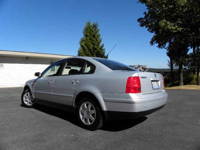 2000 Volkswagen Passat FWD 4dr Sport