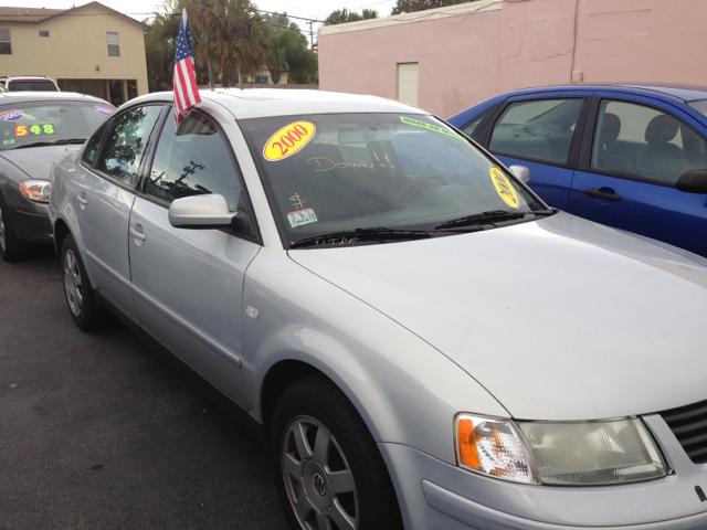 2000 Volkswagen Passat FWD 4dr Sport