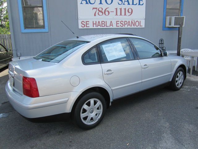 2000 Volkswagen Passat FWD 4dr Sport