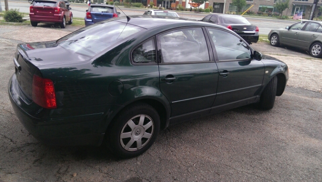 2000 Volkswagen Passat FWD 4dr Sport