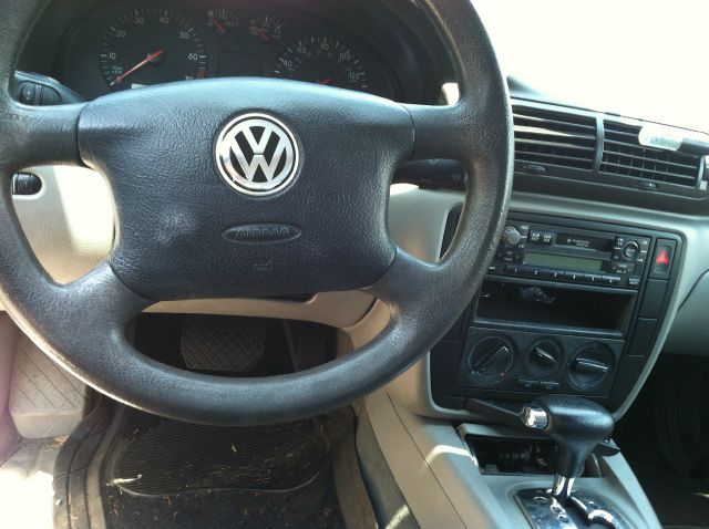 2000 Volkswagen Passat FWD 4dr Sport