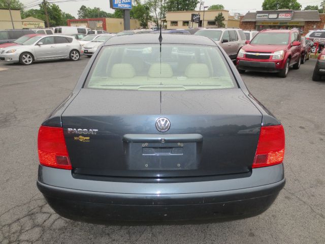 2000 Volkswagen Passat FWD 4dr Sport