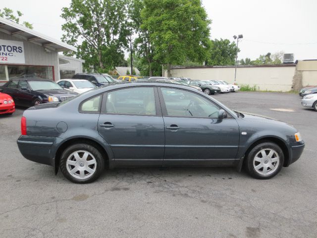 2000 Volkswagen Passat FWD 4dr Sport