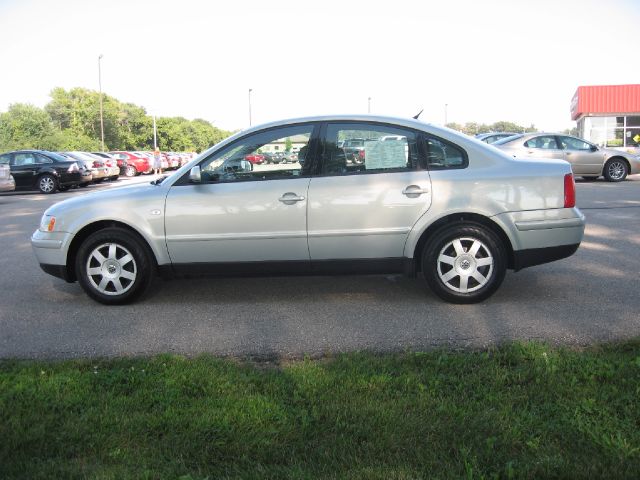 2000 Volkswagen Passat FWD 4dr Sport