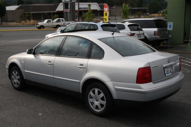 2000 Volkswagen Passat FWD 4dr Sport