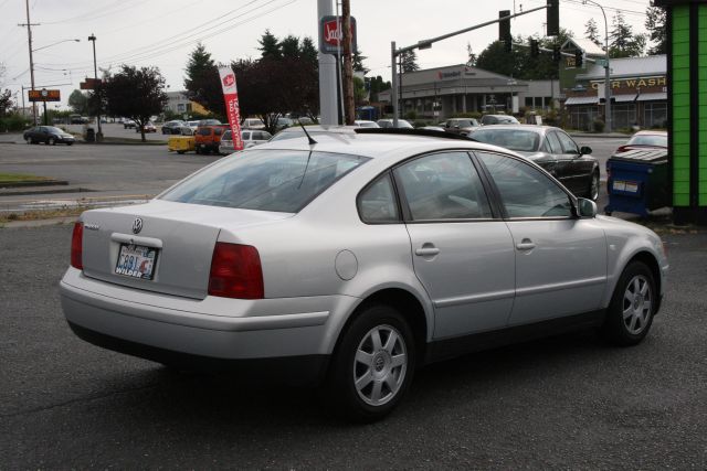 2000 Volkswagen Passat FWD 4dr Sport