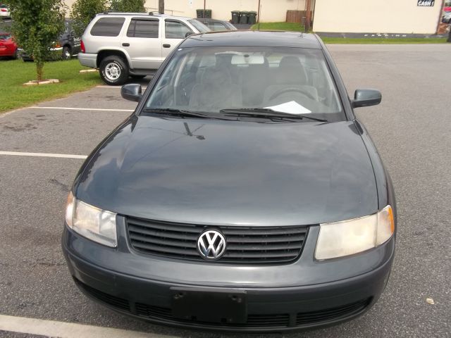 2000 Volkswagen Passat FWD 4dr Sport