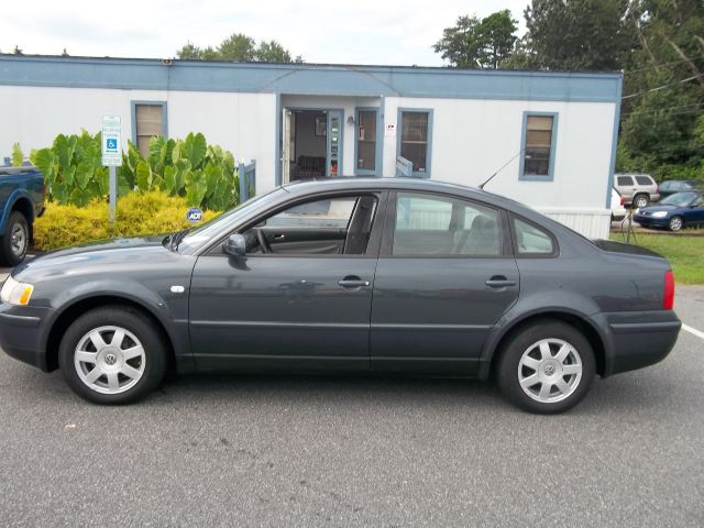 2000 Volkswagen Passat FWD 4dr Sport