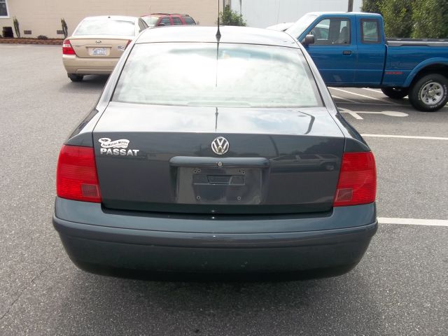 2000 Volkswagen Passat FWD 4dr Sport