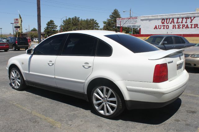 2000 Volkswagen Passat FWD 4dr Sport