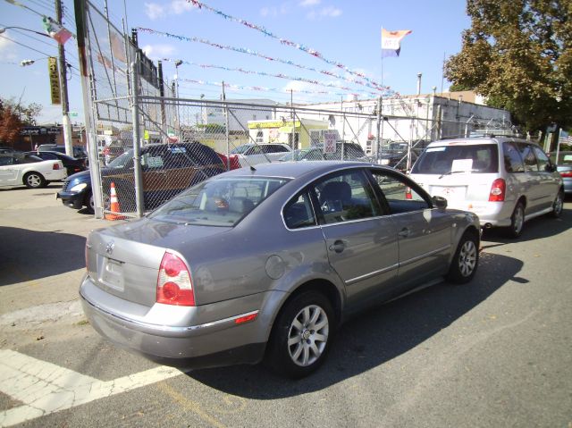 2001 Volkswagen Passat FWD 4dr Sport