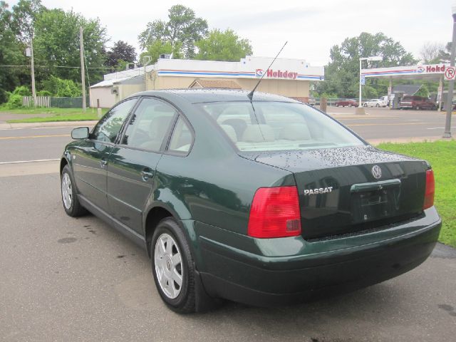 2001 Volkswagen Passat FWD 4dr Sport