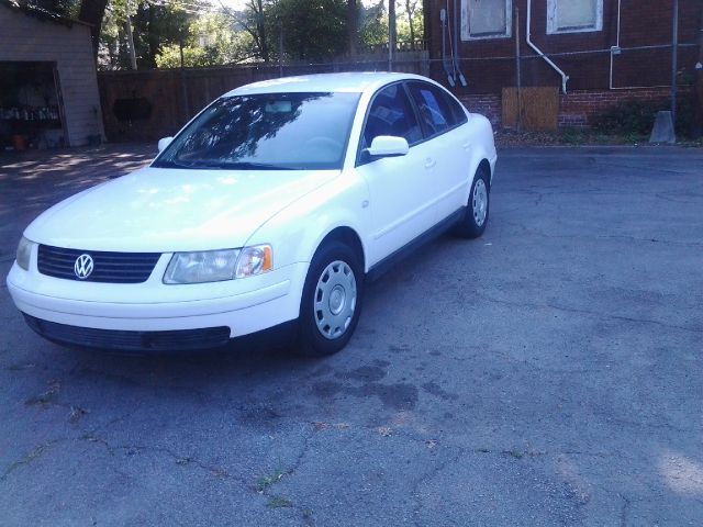 2001 Volkswagen Passat FWD 4dr Sport