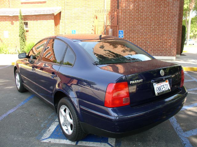 2001 Volkswagen Passat FWD 4dr Sport