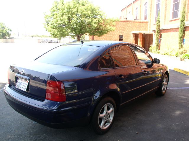 2001 Volkswagen Passat FWD 4dr Sport