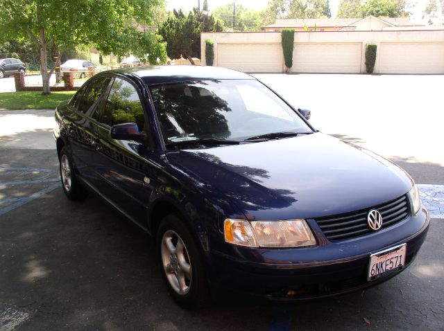 2001 Volkswagen Passat FWD 4dr Sport