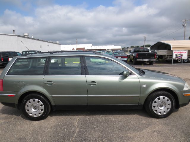 2002 Volkswagen Passat FWD 4dr Sport