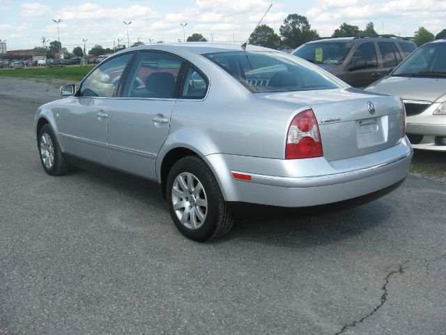 2002 Volkswagen Passat FWD 4dr Sport