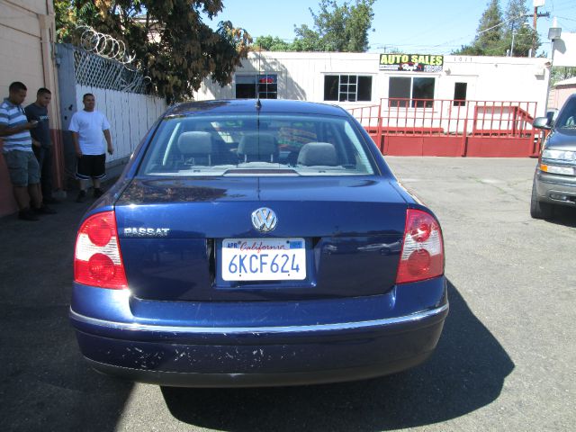 2002 Volkswagen Passat FWD 4dr Sport