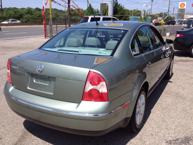 2002 Volkswagen Passat FWD 4dr Sport