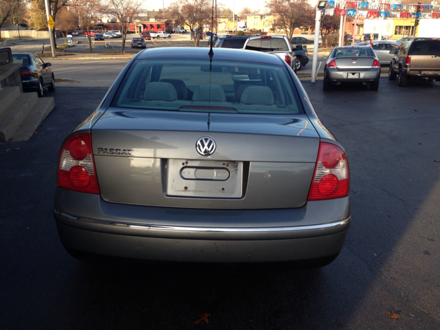 2002 Volkswagen Passat FWD 4dr Sport