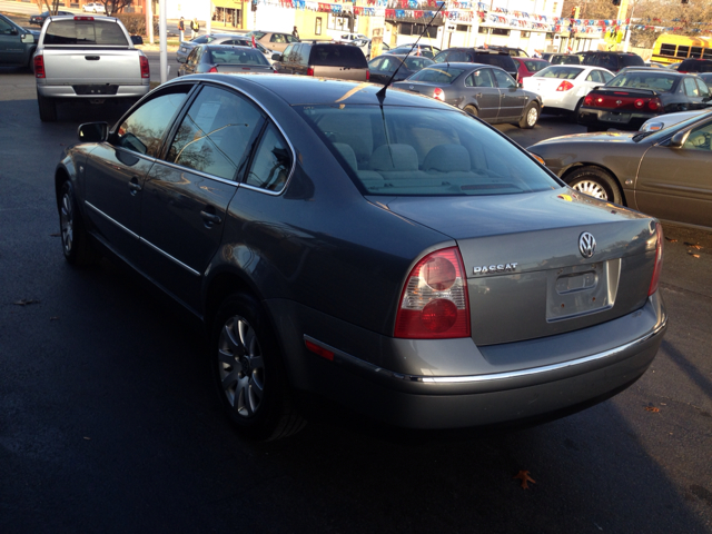 2002 Volkswagen Passat FWD 4dr Sport