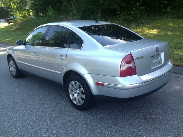 2002 Volkswagen Passat FWD 4dr Sport