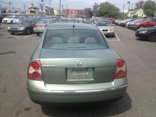 2002 Volkswagen Passat FWD 4dr Sport