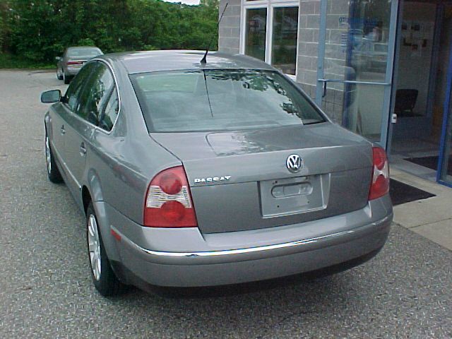 2002 Volkswagen Passat FWD 4dr Sport