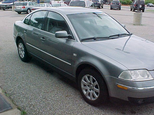 2002 Volkswagen Passat FWD 4dr Sport