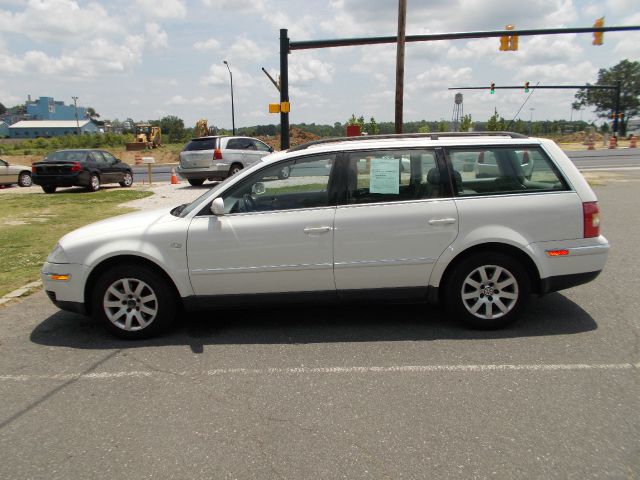 2003 Volkswagen Passat FWD 4dr Sport