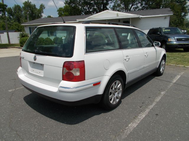 2003 Volkswagen Passat FWD 4dr Sport