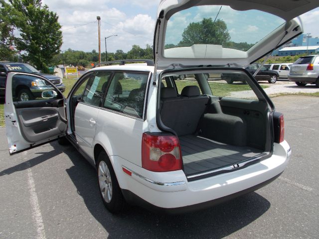 2003 Volkswagen Passat FWD 4dr Sport