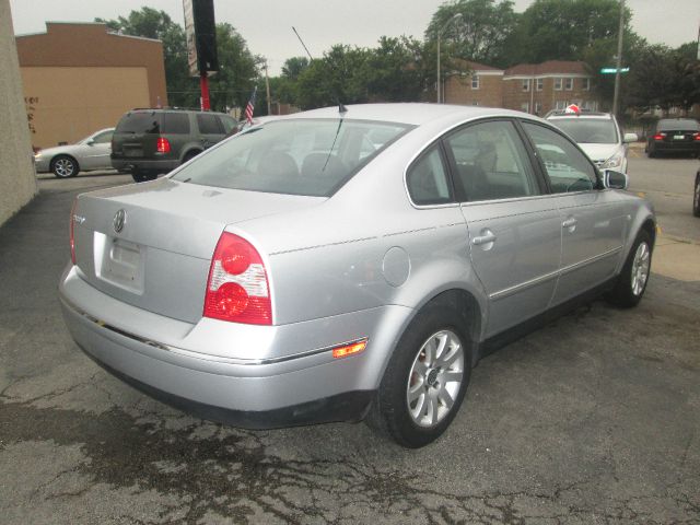 2003 Volkswagen Passat FWD 4dr Sport