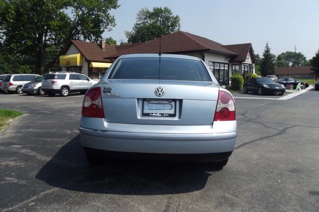 2003 Volkswagen Passat FWD 4dr Sport