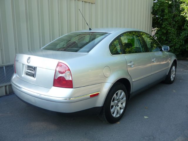 2003 Volkswagen Passat FWD 4dr Sport