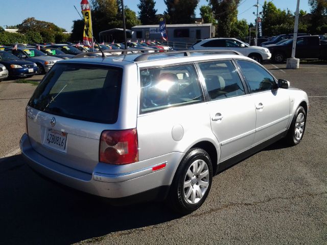 2003 Volkswagen Passat FWD 4dr Sport