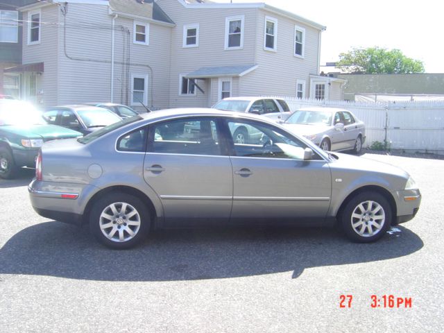 2003 Volkswagen Passat FWD 4dr Sport