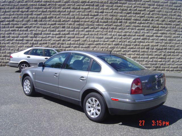 2003 Volkswagen Passat FWD 4dr Sport