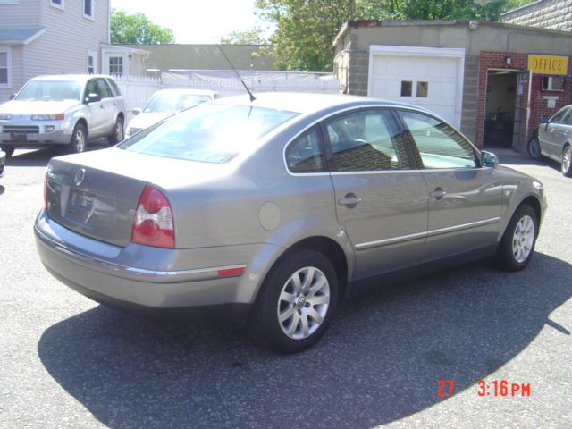 2003 Volkswagen Passat FWD 4dr Sport