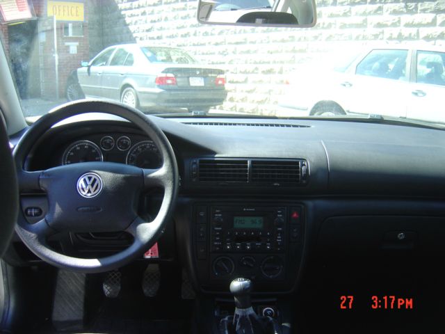 2003 Volkswagen Passat FWD 4dr Sport