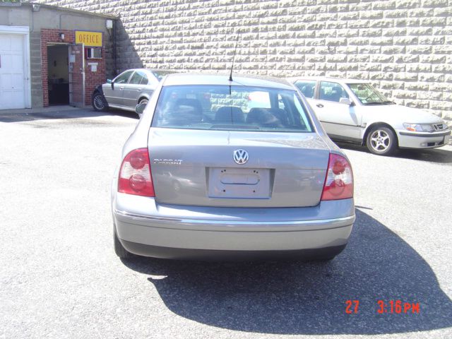 2003 Volkswagen Passat FWD 4dr Sport