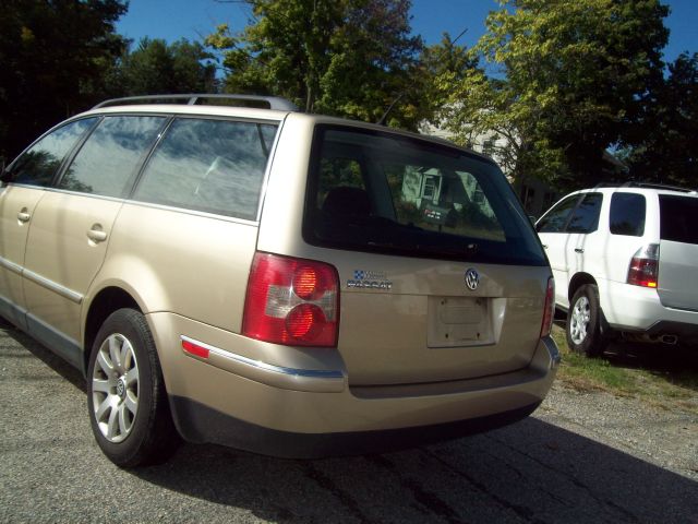 2003 Volkswagen Passat FWD 4dr Sport