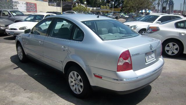 2003 Volkswagen Passat FWD 4dr Sport