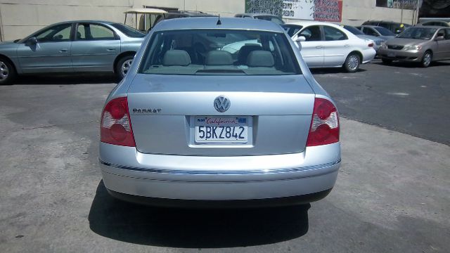 2003 Volkswagen Passat FWD 4dr Sport