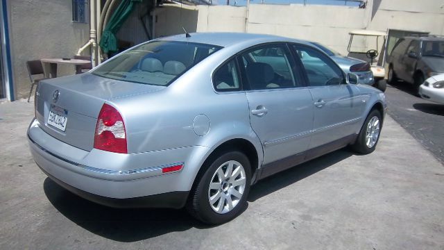 2003 Volkswagen Passat FWD 4dr Sport