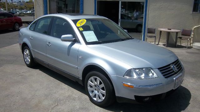 2003 Volkswagen Passat FWD 4dr Sport